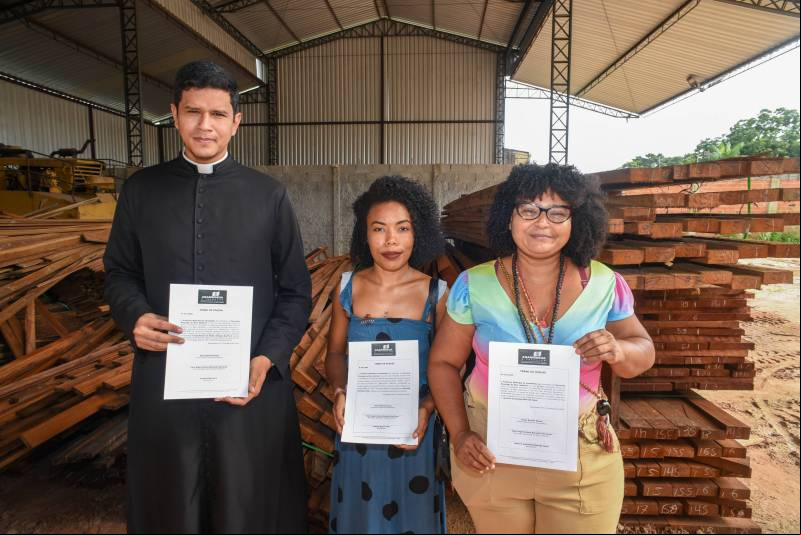 Representantes que am o termo para o receber a doação da SEMA.