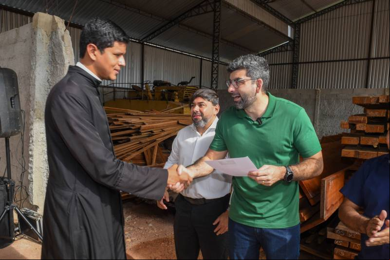 Representante da Paroquia PIO X com o Prefeito